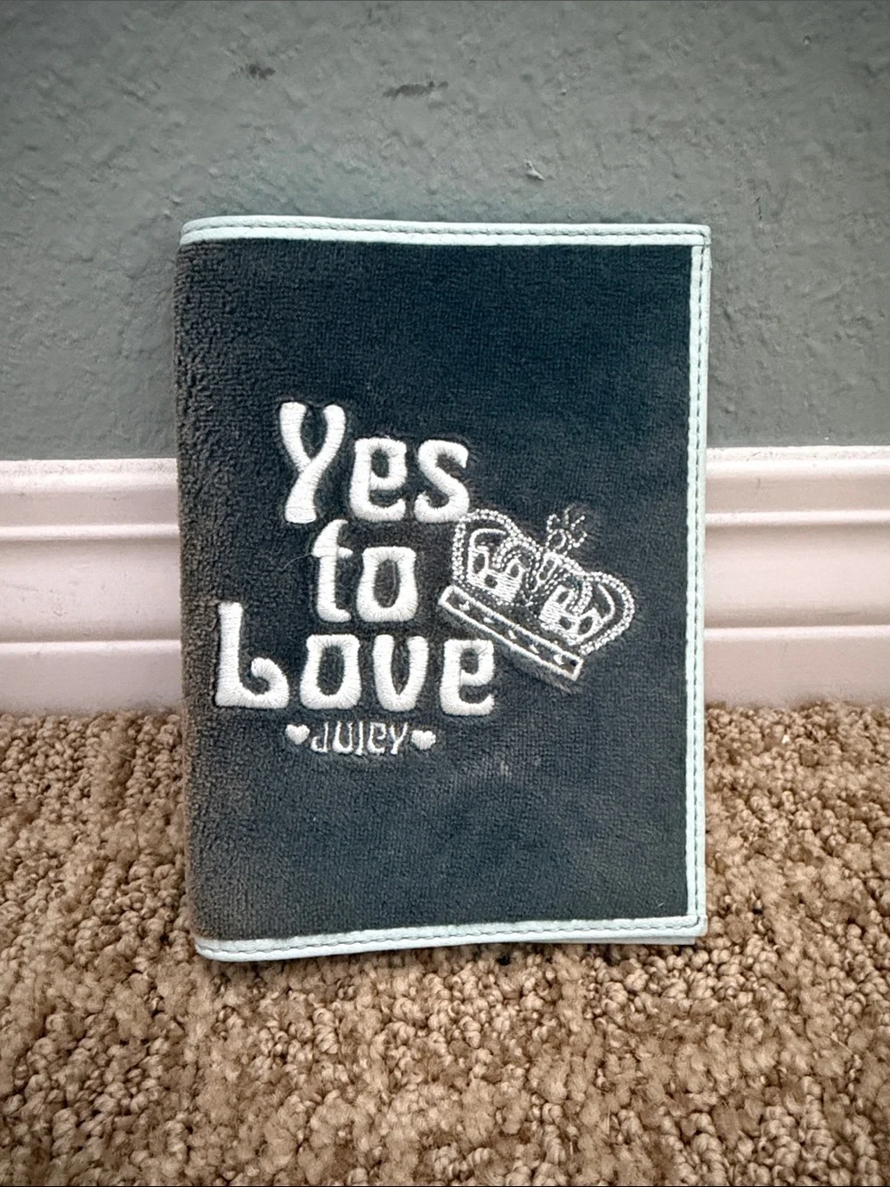 Juicy Couture 'Yes to Love' Velvet passport case - Gray/Teal